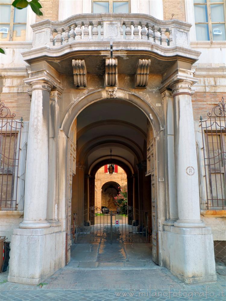 Fano (Pesaro e Urbino) - Ingresso di Palazzo Montevecchio